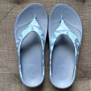 OOFOS Light Blue/Lavender Geometric Sandals